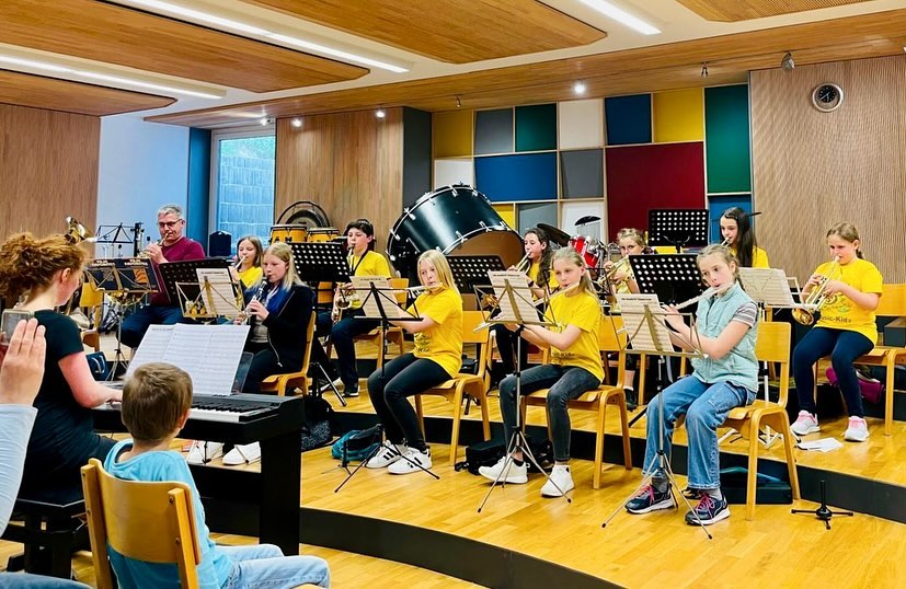 Mir einem kleinen “Werkstattkonzertchen” nahm Dirigentin Fenja Kling Abschied von den MuKis. 🎶 Sie durfte…